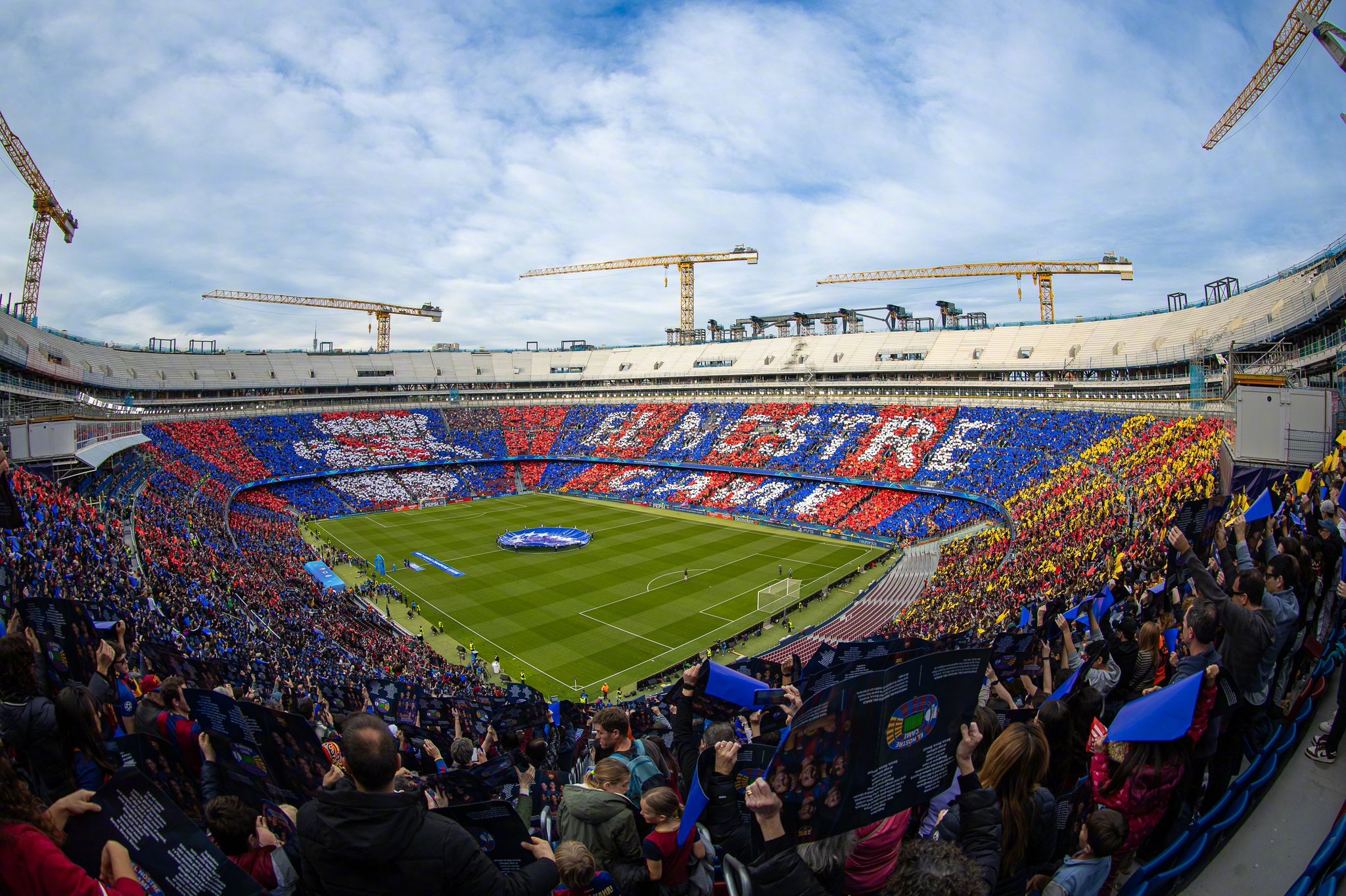 红蓝倩影 6️⃣0️⃣0️⃣6️⃣7️⃣🏟️姑娘们创造了Spotify诺坎普重