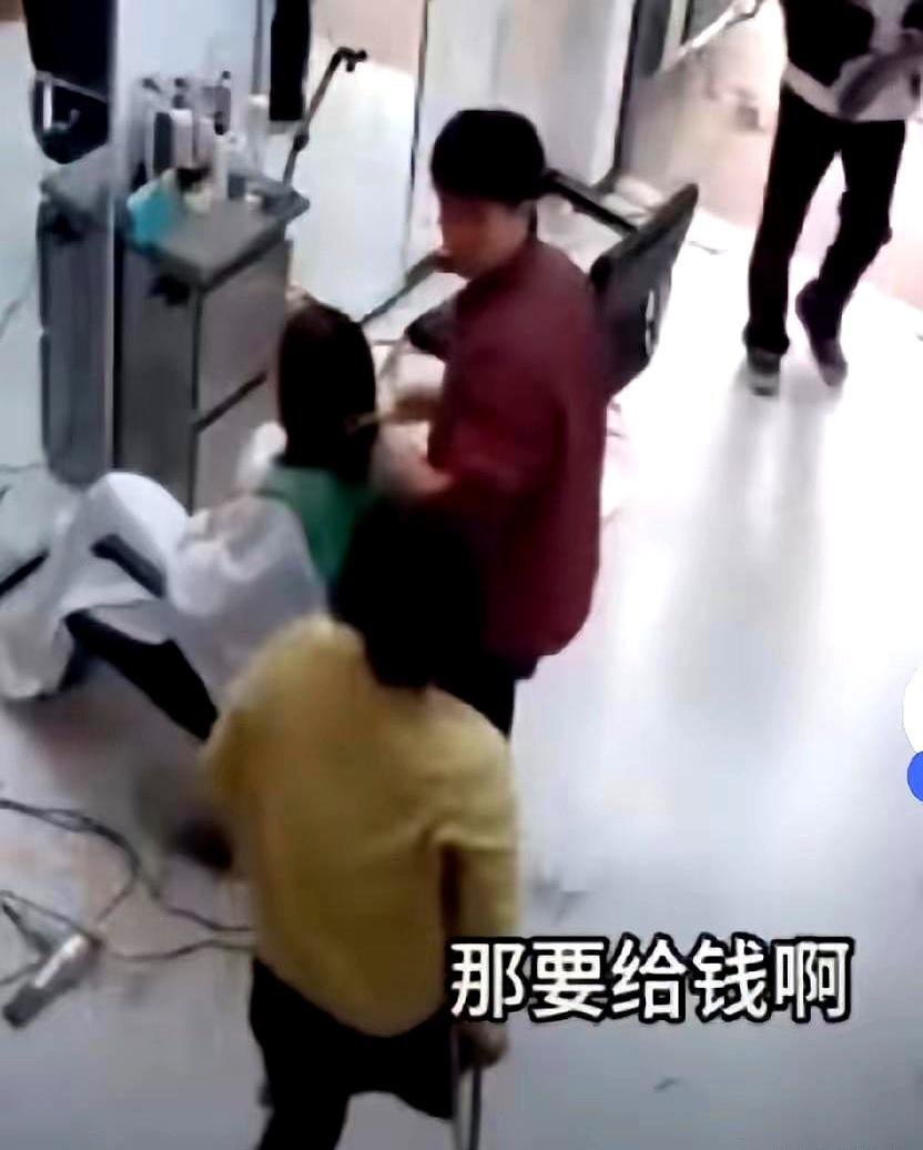 湖北襄阳一家理发店里，发生了挺让人纠结的一幕。
一个拄拐杖的残疾女子进店洗头，店