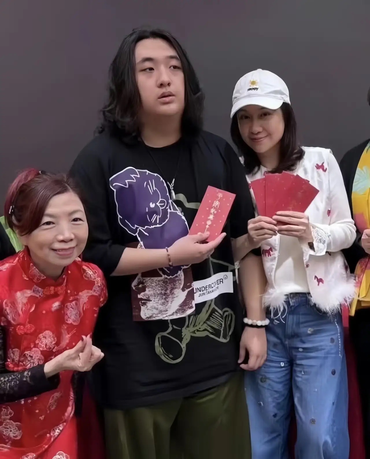 吴镇宇带儿子和好友聚餐，费曼现在真是又高又壮！还留着长发，蛮有自己风格的，这个小