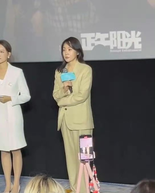 #闫妮说蒋欣永远会秒回她信息##小巷人家超前看片会repo#闫妮在《小巷人家》看
