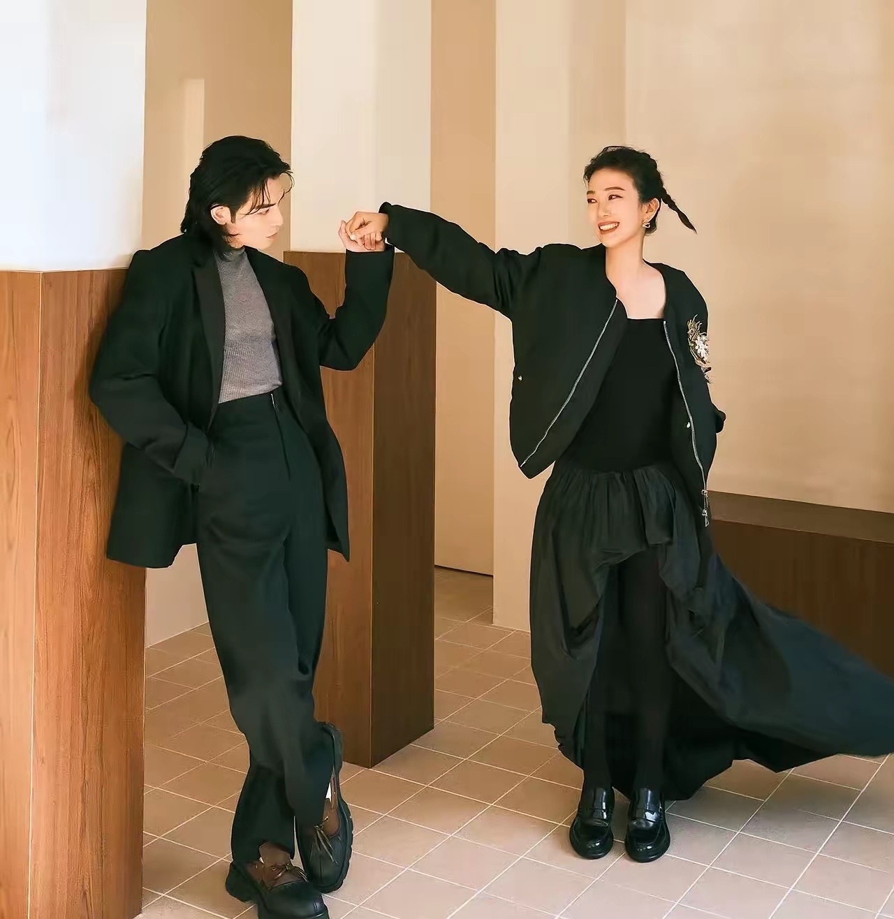 萧敬腾和林有慧拍摄时尚大片，婚后感情依旧在“热恋”状态！其实萧敬腾很慕强，他太太