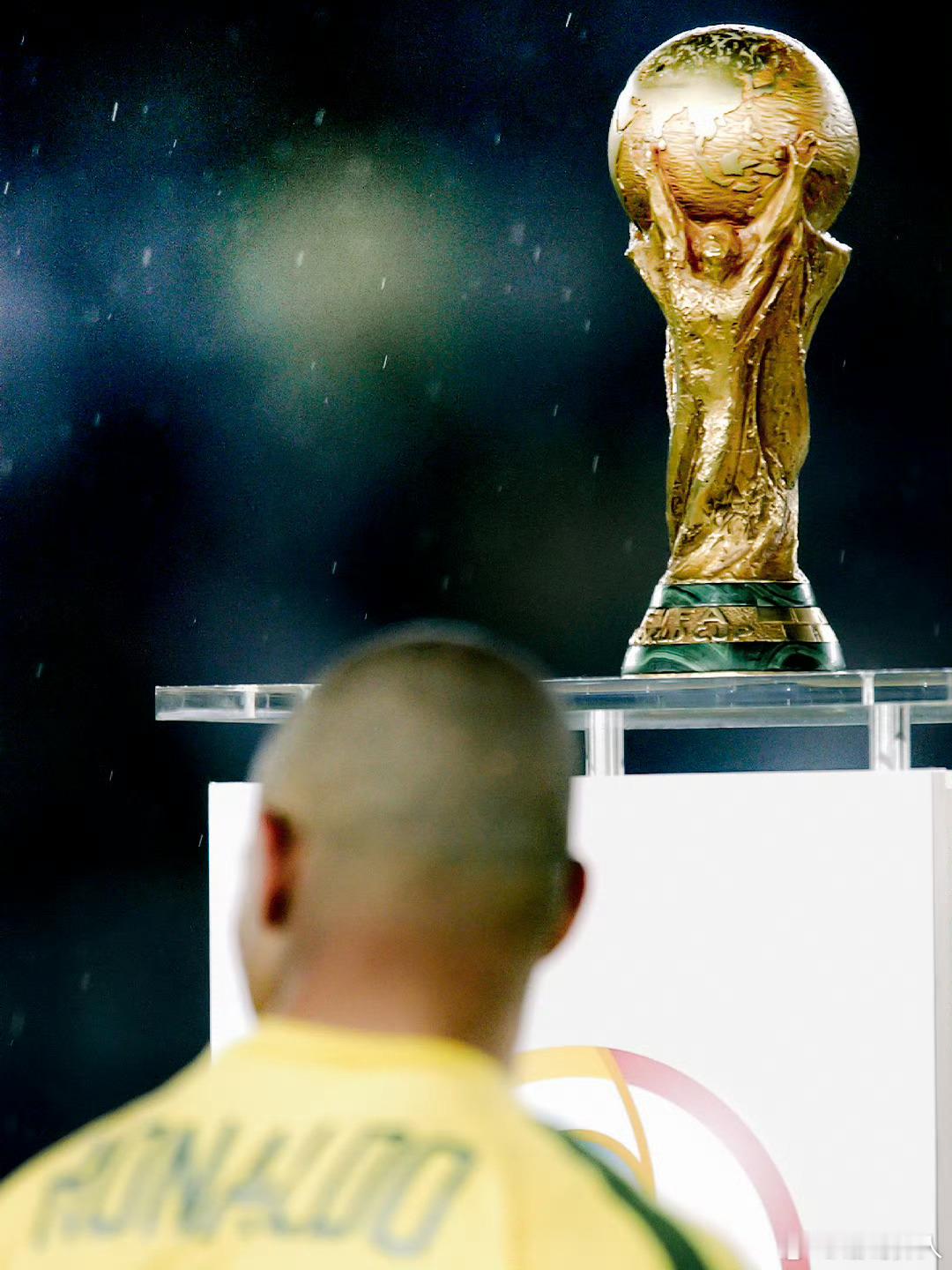 世界杯新规重磅刷屏！2种行为直接判红牌，1种状况可直接认定弃权落败。世界杯屹立于