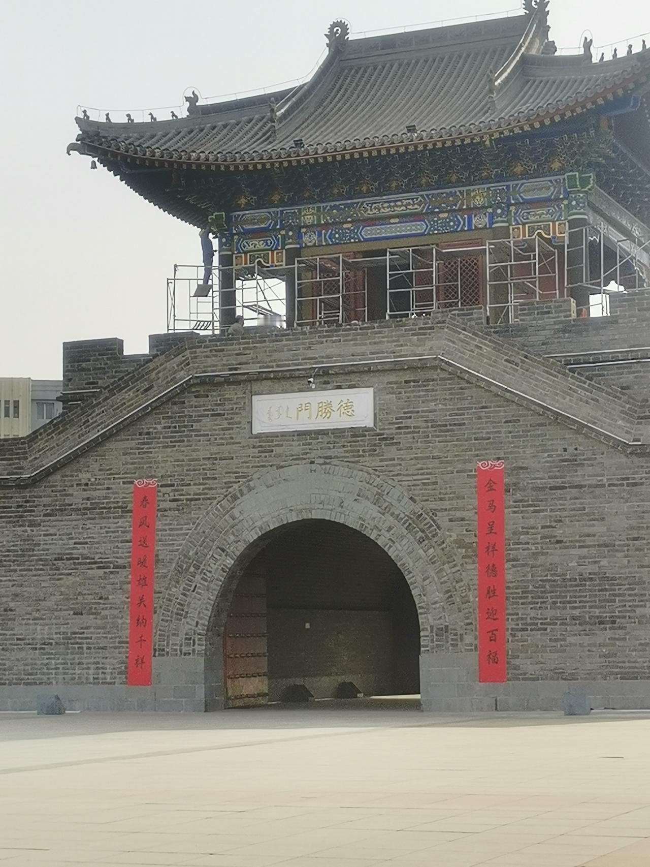 吉林市德胜门城楼再度开启新的建设，如今雕梁画栋，愈发美观！

今日路过吉林市人民