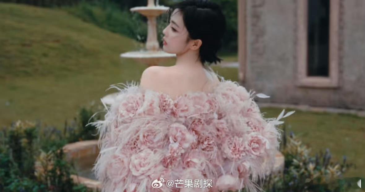 白鹿一本杂志两套高定白鹿高定超季首穿时尚资源亮眼出圈，白鹿单刊两套高定造型曝光，
