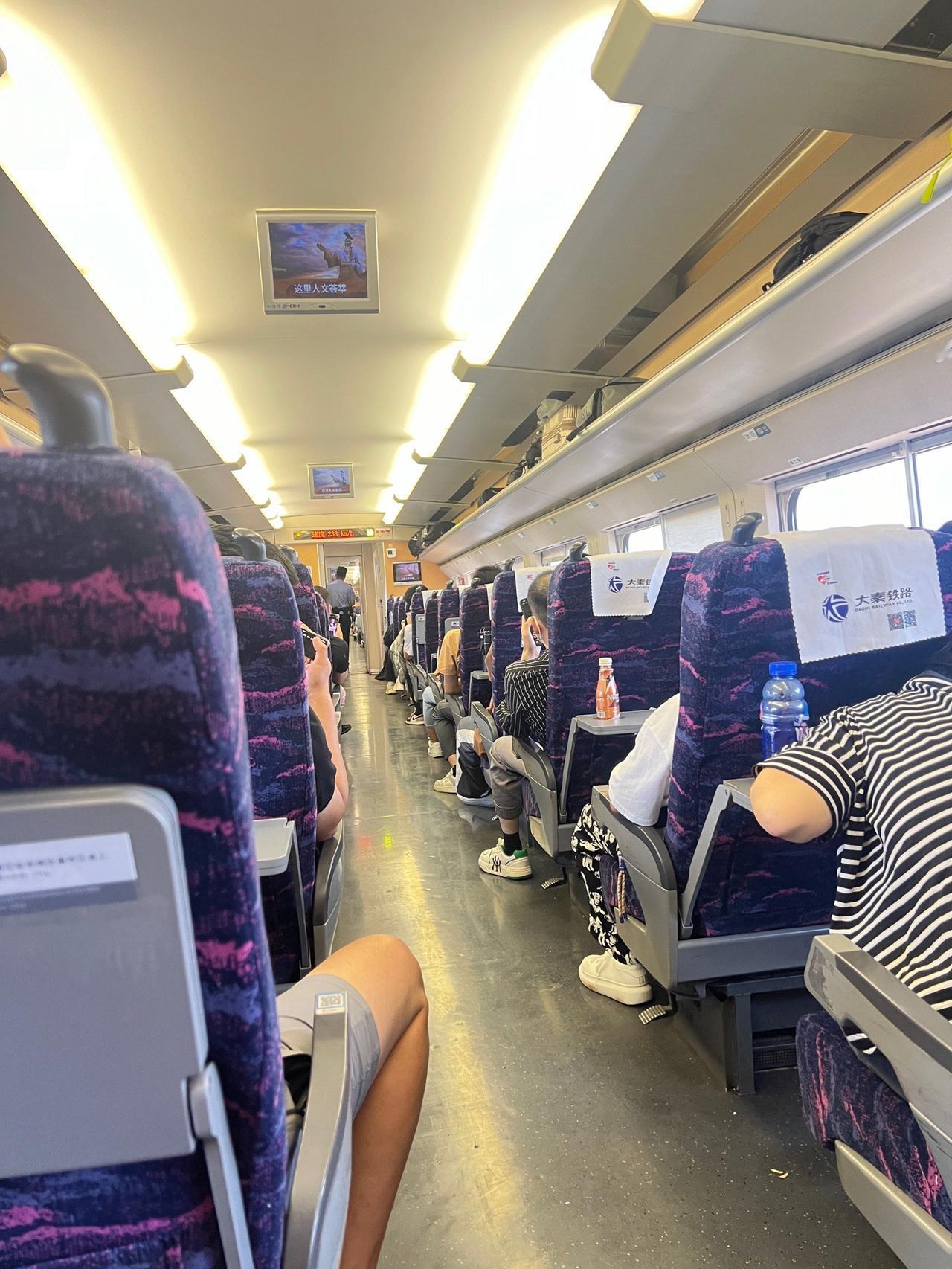 @豆包 我为了错开五一高峰期，今天29号就动身了，就这样，高铁站人还不少，车上坐