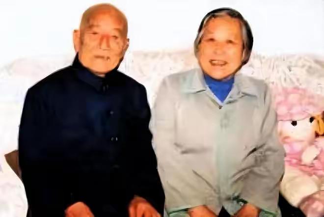 1979年，一老农民做完农活回到家，却看到年轻的妻子正收拾东西。桌上还放着几本书