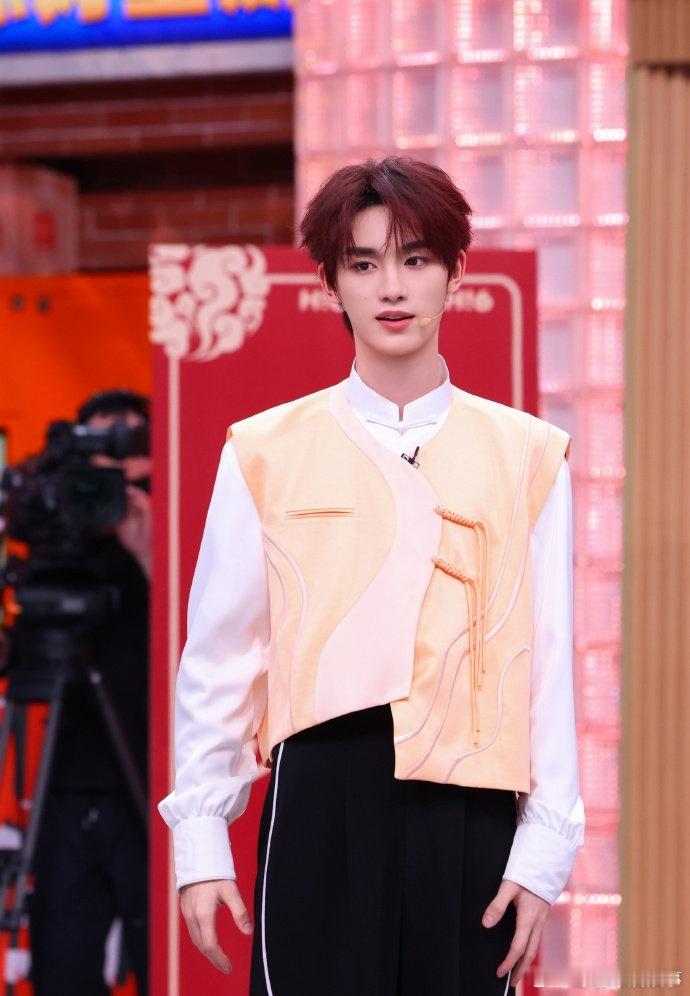 黄色元气少年上线！丁程鑫cha了Low又酷又萌，每一个动作都充满掌控力，狠狠被圈