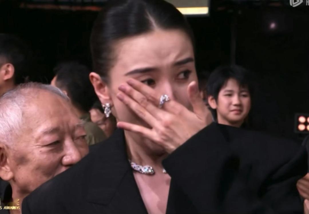 宋佳祝福萨日娜流泪褪去舞台上的锋芒，宋佳此刻只是真心为前辈喝彩，热泪里全是对同行