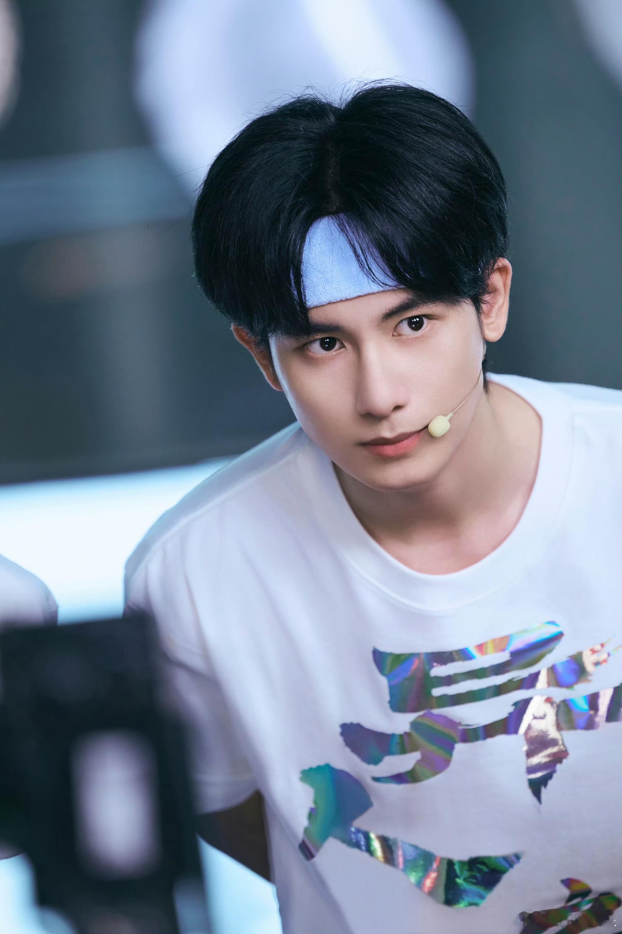 #胡先煦跳着跳着退化了# 胡先煦跳舞退化这事儿太有趣了，给我们带来了好多的欢乐[