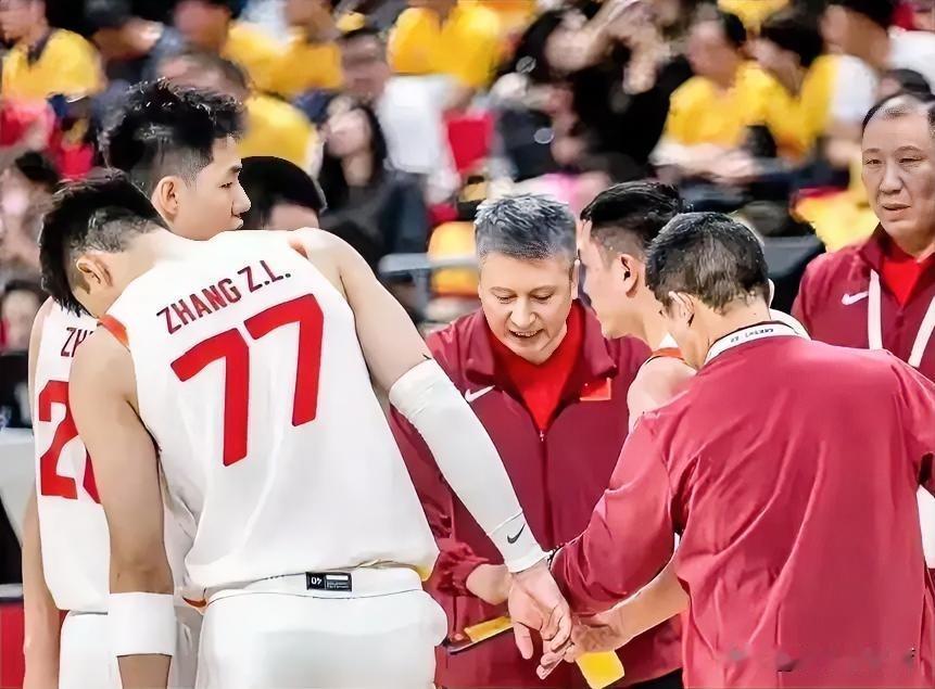 国家男篮客场战胜小日子，郭士强中场休息时的这个布置起到了非常重要的作用。
上半场