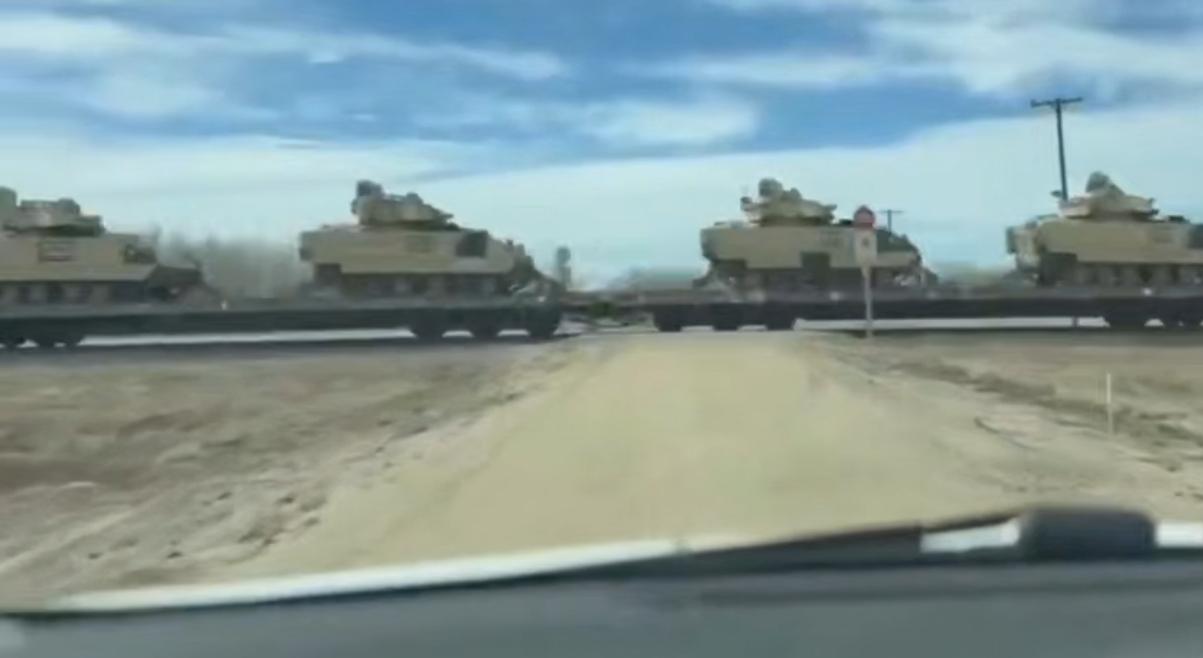 多支地面部队正向中东集结

据多方目击者拍摄的视频和现场画面显示，美军近日正在从