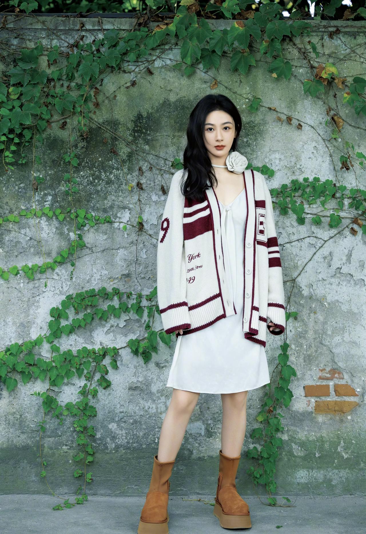 杨紫新私服造型分享，大廓形条纹针织开衫内搭米白色吊带裙，驼色短靴撞色，不得不说越