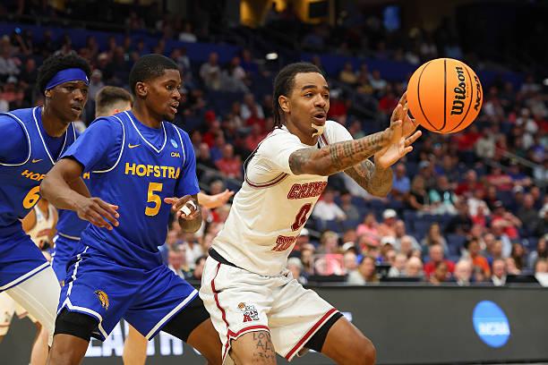 疯三首轮，全美第18号种子阿拉巴马大学以90比70战胜了霍夫斯特拉大学，晋级32