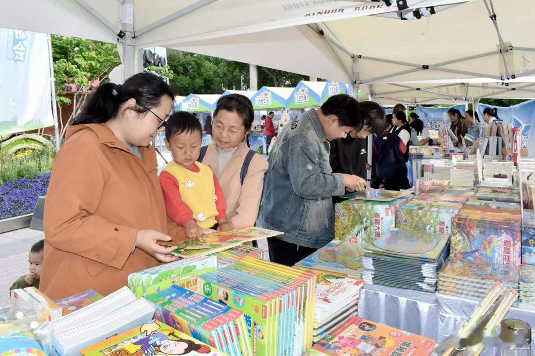 郑州公园里放下手机捧起书当公园遇见阅读，当自然邂逅思想——郑州正在发生的美好小事