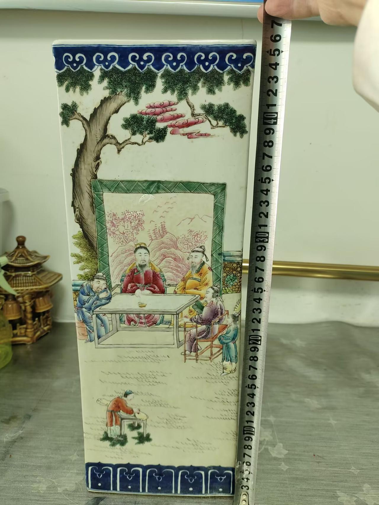 清道光青花边饰粉彩十八学士图四方帽筒 简评
 
此器为道光经典四方帽筒形制，尺寸