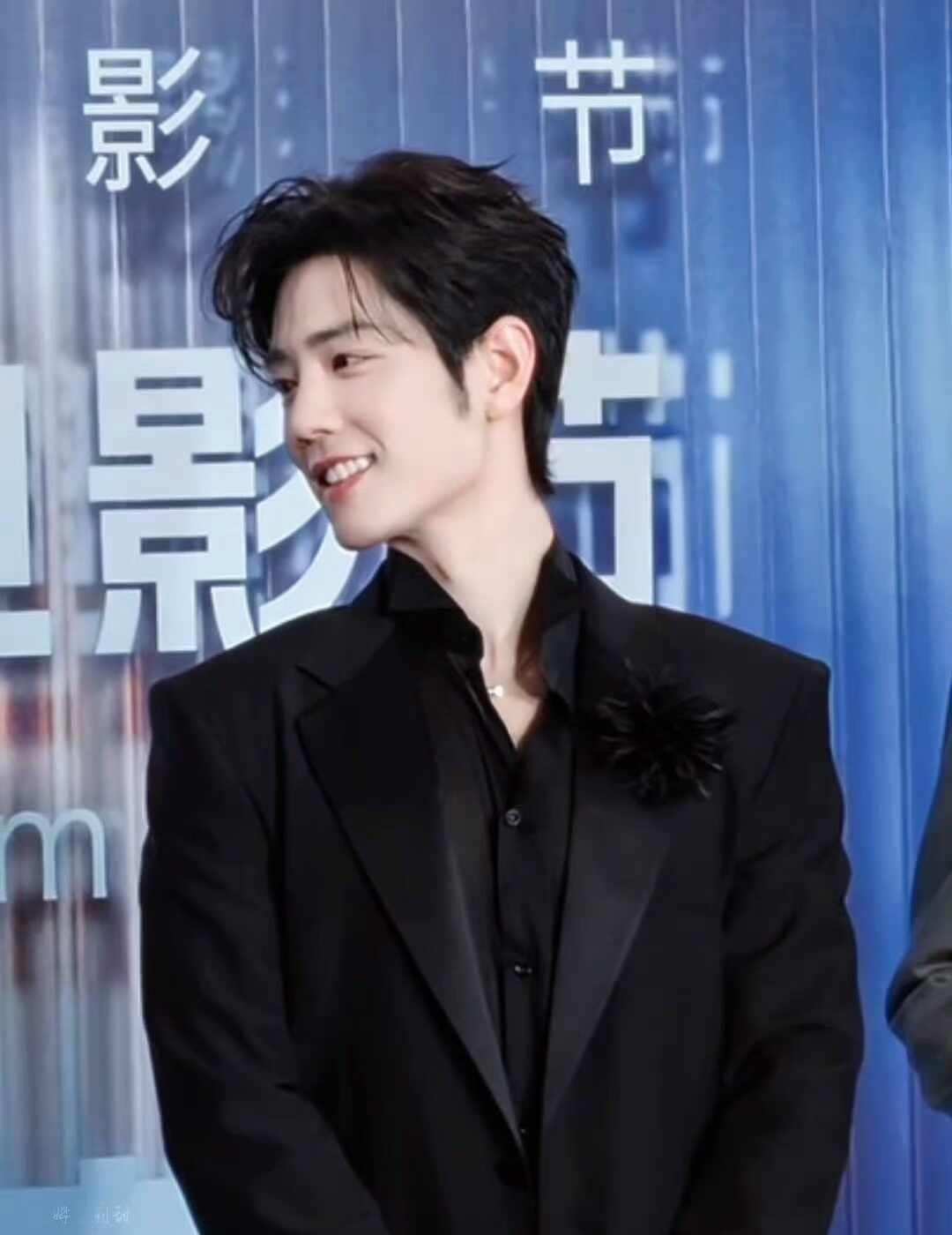 该怎么形容最贴切，拿什么跟你作比较才算特别
肖战 男明星 永远为之心动 颜值 治