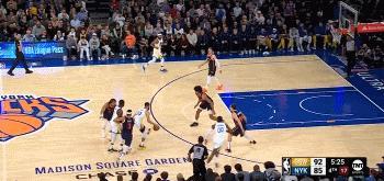 NBA赛场镜头：库里和格林这俩货是真的会抢镜头，不明所以的人还以为库里命中了绝杀