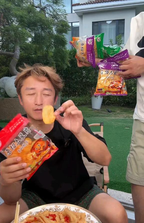 拳王邹市明，终究还是向生活低头了，直播间卖起了鸡爪和薯片，被网友调侃成“鸡爪王”