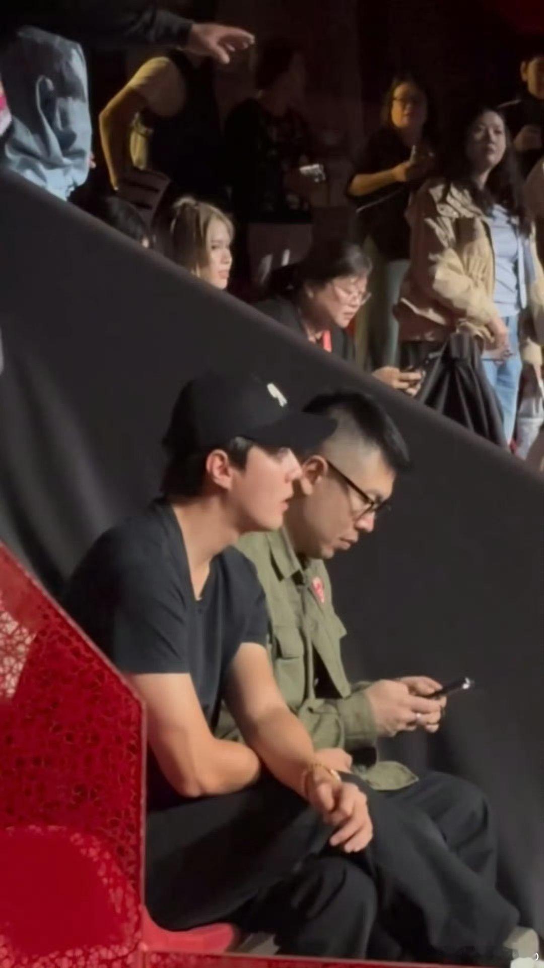 吴世勋真去张艺兴的演唱会了[衰][衰]，之前在机场也是张艺兴派车去接的他，我的天