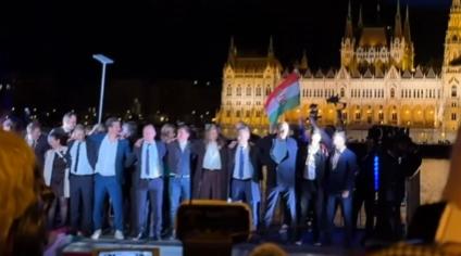 【布达佩斯今晚在庆祝！ 街上人山人海，议会大楼后方烟花爆竹齐鸣，成千上万的人齐唱