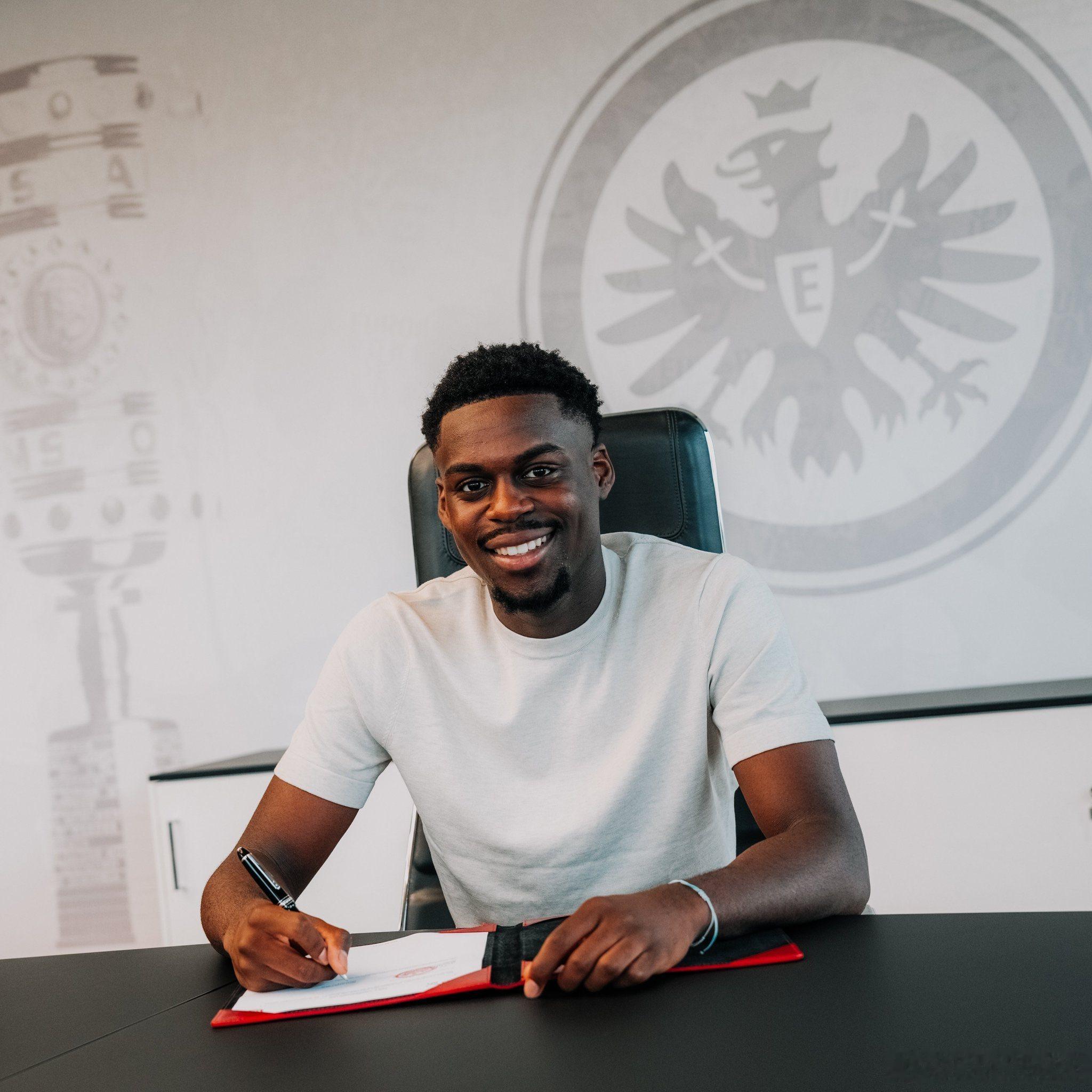 🚨官方消息：諾埃爾·阿塞科·恩基利（20歲）正式加盟法蘭克福❗這位德國中場先前