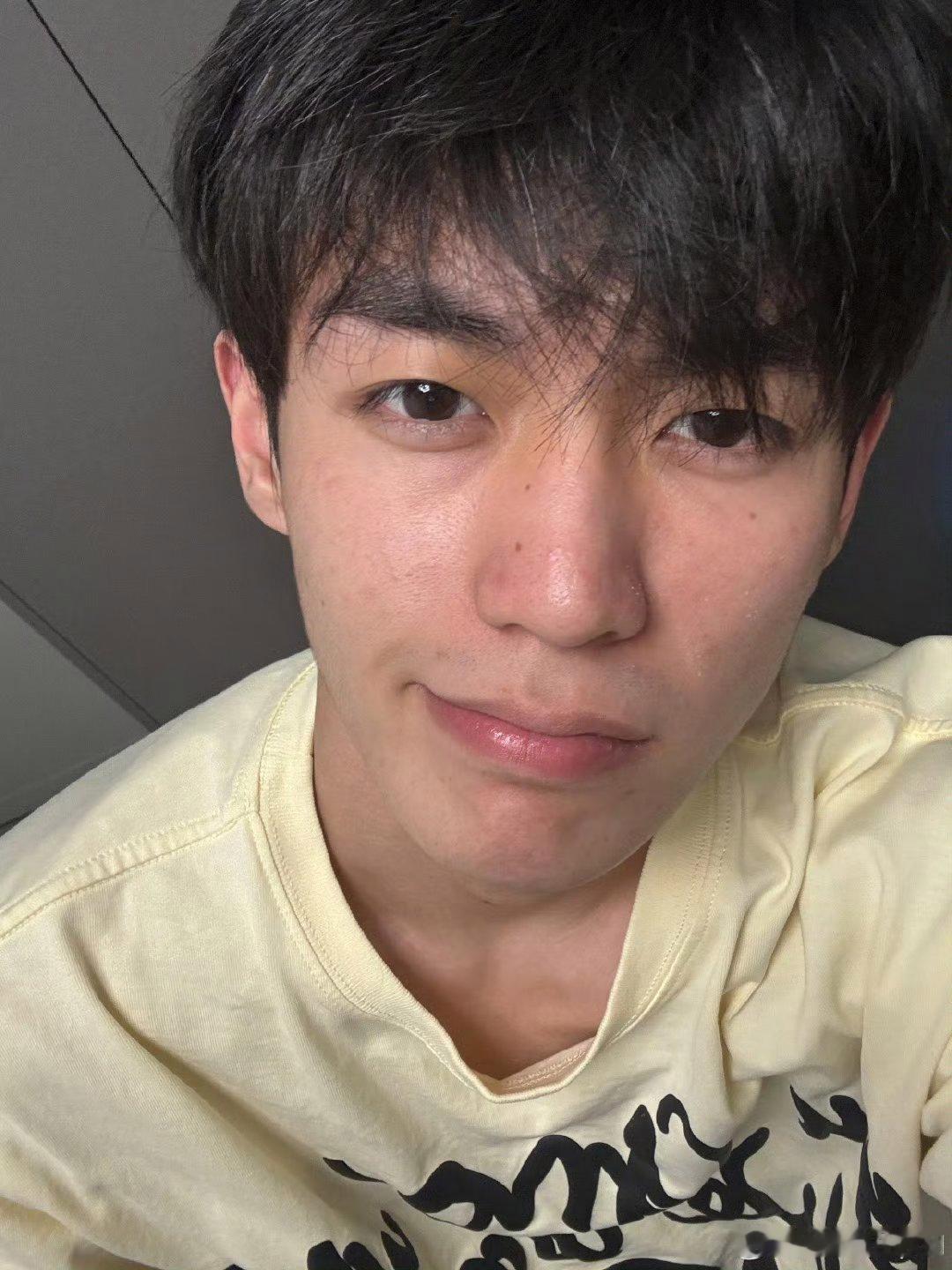 #余庆伟 隐瞒感情是我的错#之前觉得他长得挺帅的来着，还爆火了一段时间，但就是个