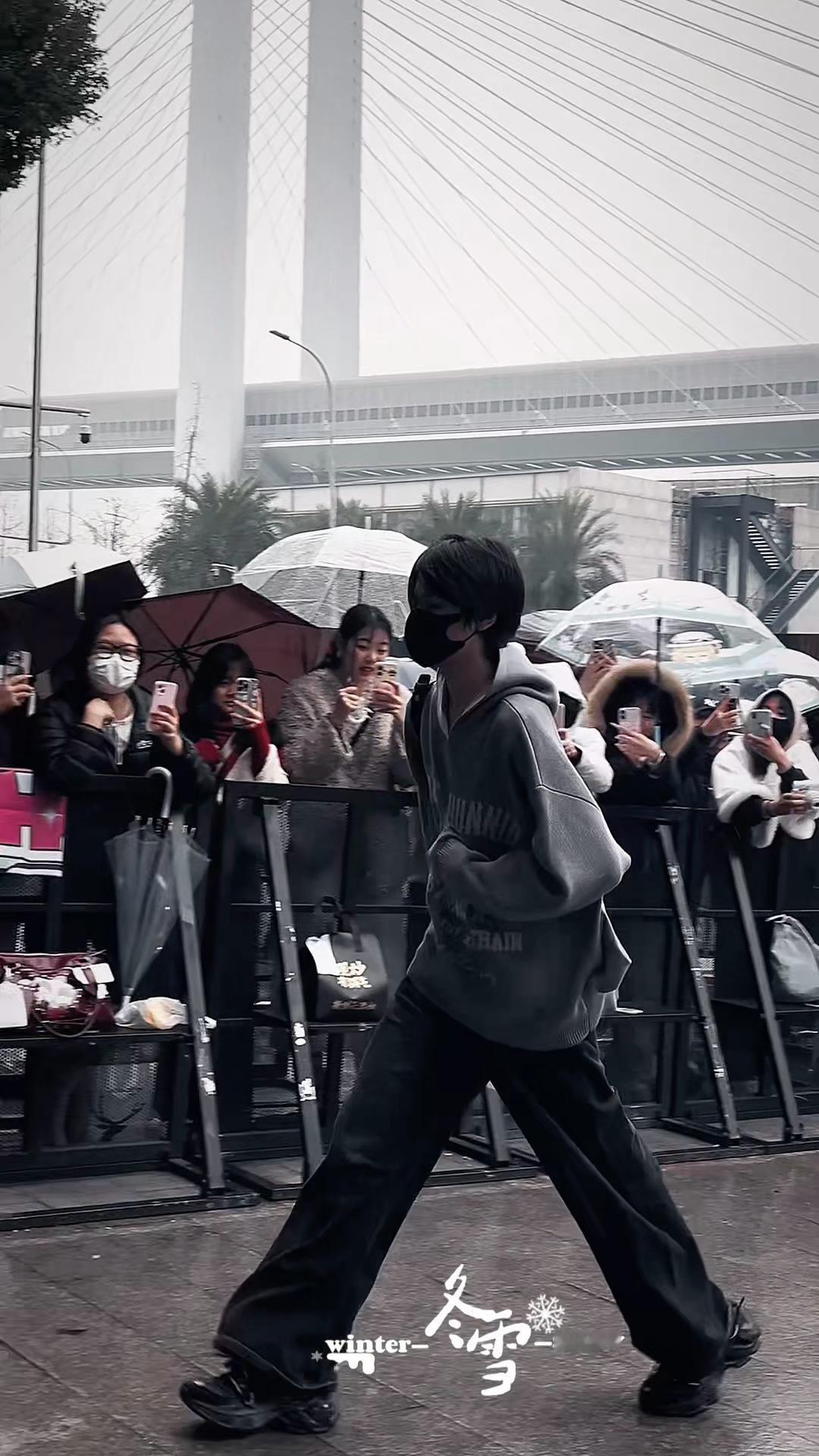 新音刚结束，王橹杰回重庆上班了！依旧关车门甩头八步进门。。王橹杰回重庆上班了