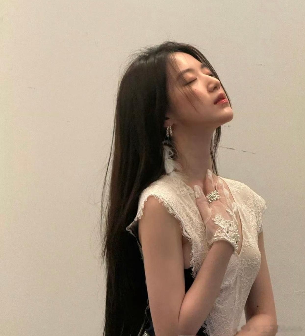叶舒华瘦了好多叶舒华近期瘦身效果格外明显，身形纤细气质大变，惊艳全网，状态直接重