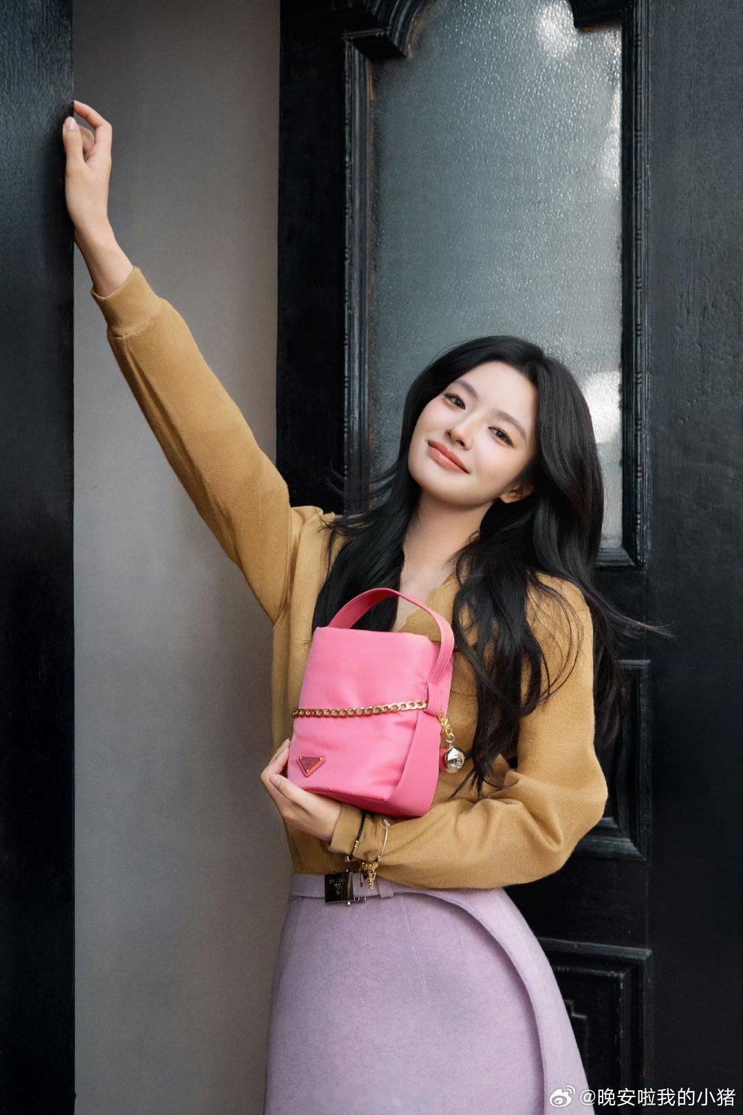 徐若晗、邓恩熙演绎 Prada 手袋✨ 