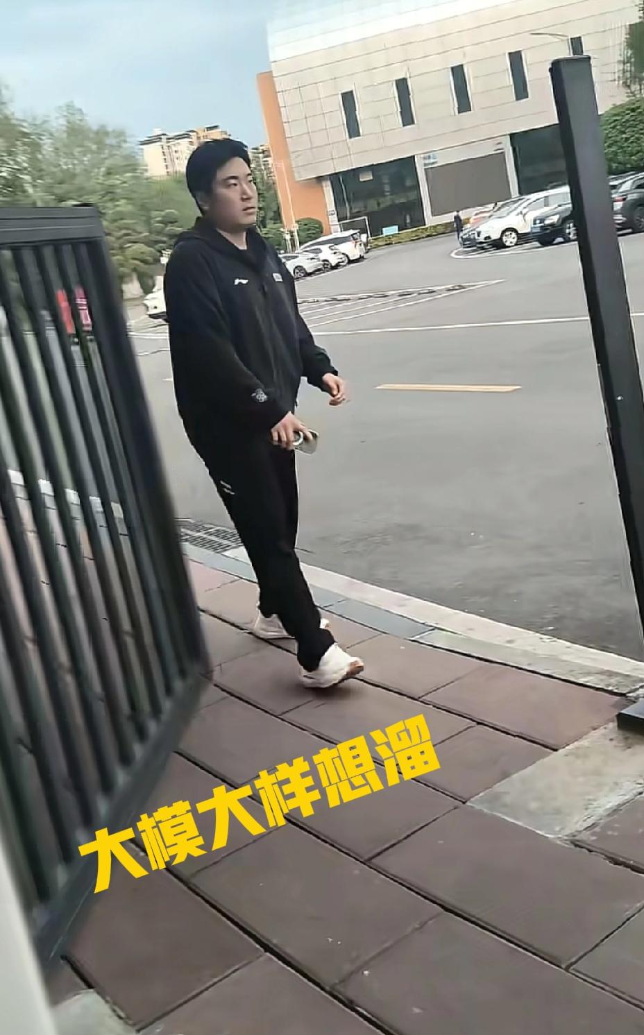 甜甜想偷跑！哈哈，甜甜昨天大模大样的往门外走，结果被保安大叔拦住，甜甜只好从兜里