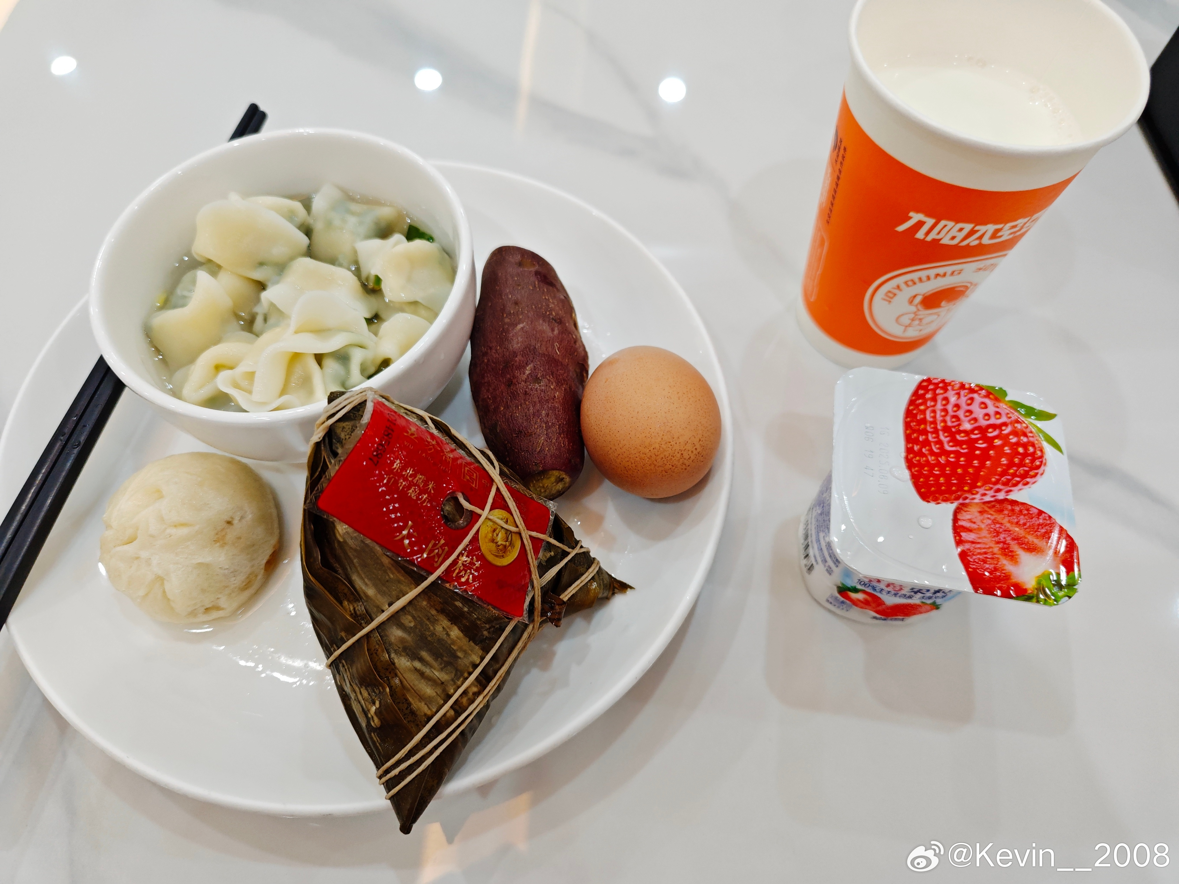 今日的早饭有点丰盛[嘻嘻]  ​​​