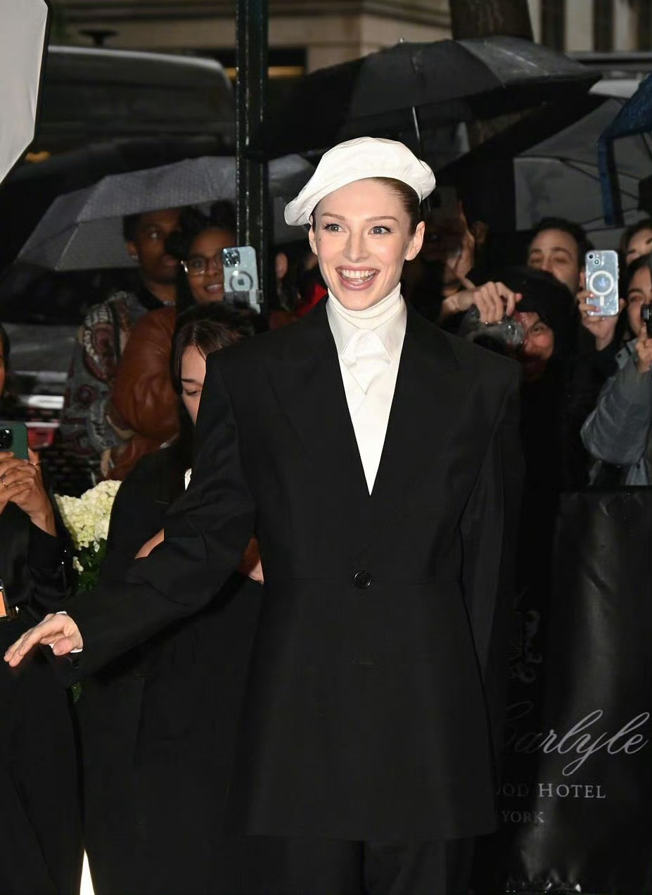 MetGala2025，亨特·莎弗，也是黑白配。 ​​​