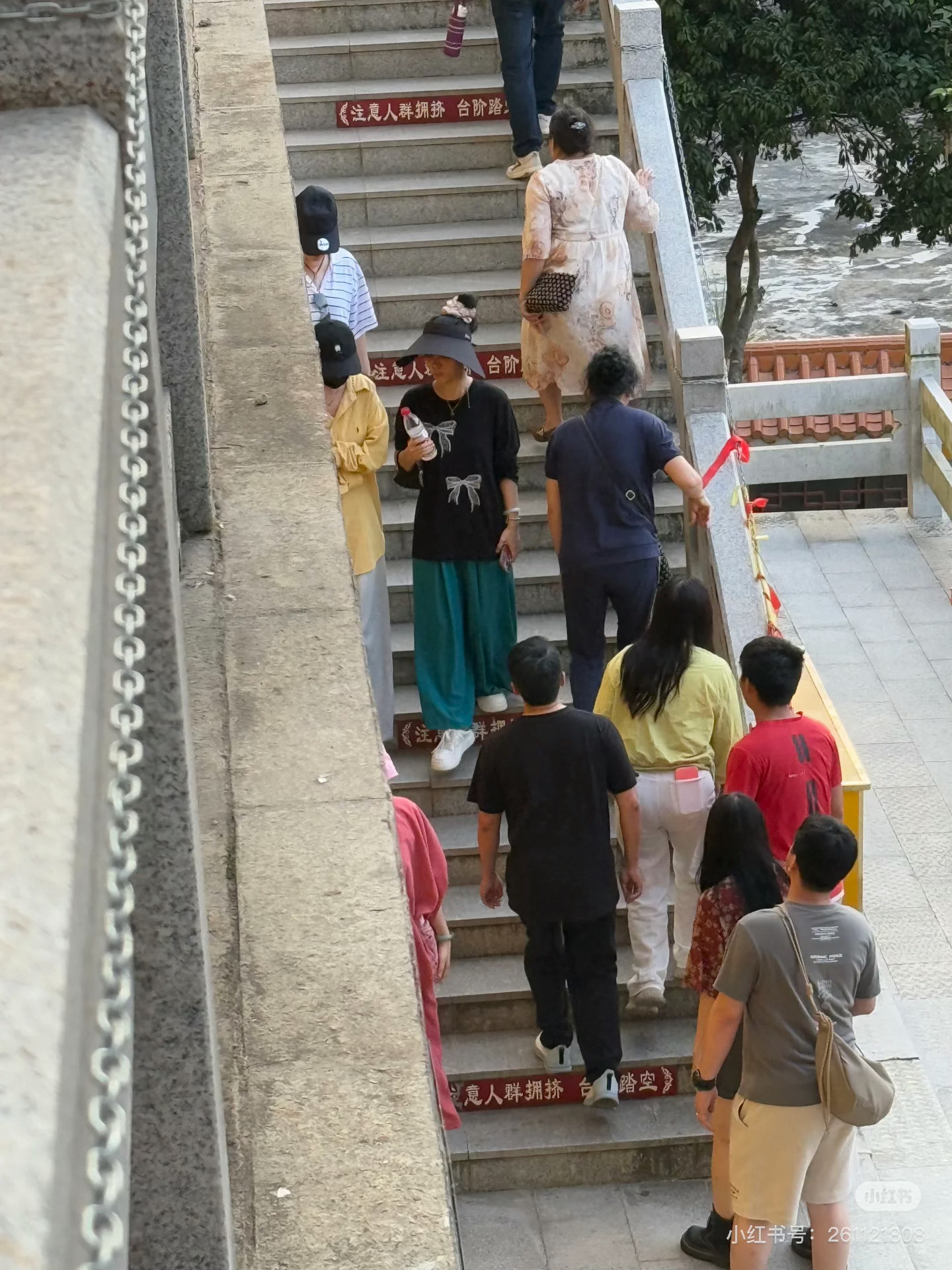 广东偶遇杨幂网友在广东偶遇杨幂了，黑色棒球帽➕黄色衬衫，捂这么严实都能被认出，一