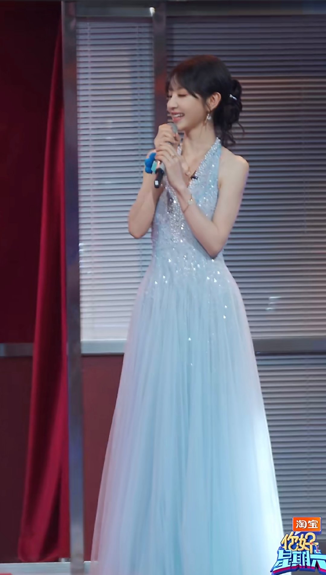 张凌赫田曦薇牵手合唱好甜 合唱甜进心里，牵手甜到眼底，温柔互动让人看一眼就沦陷！