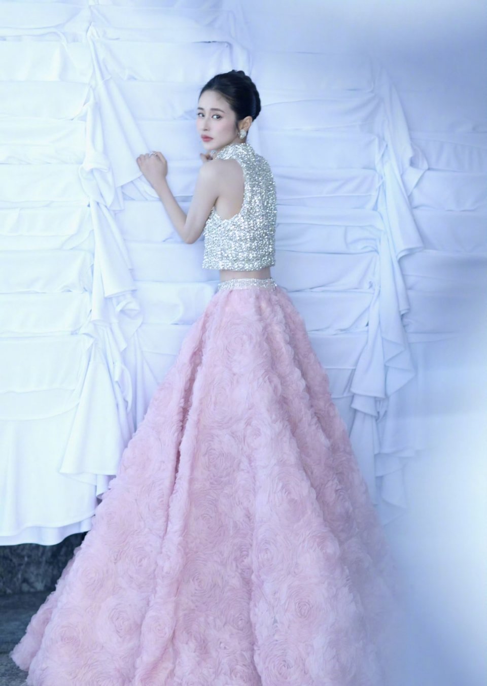 颖儿状态好能打37岁的颖儿状态简直是“冻龄教科书”！生图怼脸皮肤紧致透亮，下颌线