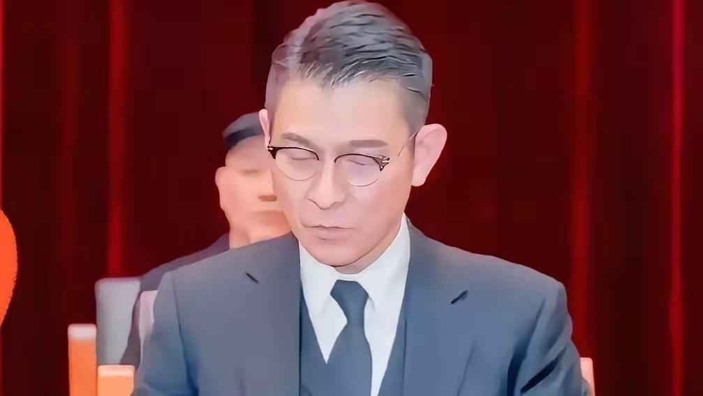杭州那九场演唱会，他差点从升降台上直接滑出去。快七十的人了，那一瞬间底下观众心都