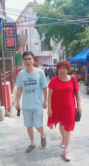 浙江一名52岁女富豪相亲24岁年轻小伙，初次见面便送出20万元，小伙当场心动沦陷
