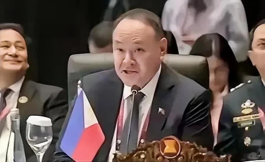 菲律宾防长回去了嘴还硬。
回去后他收到了我们对他的制裁令，
但他还在狡辩，他说他
