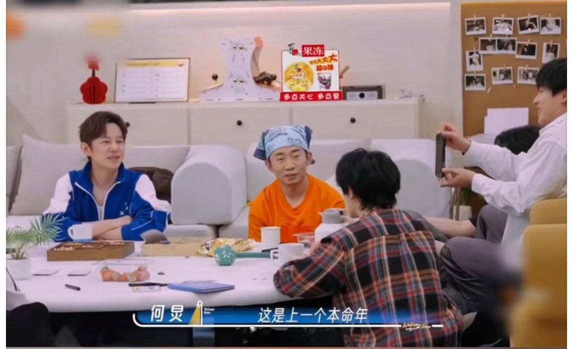 丁程鑫12年过去变的只有年龄吧我们的宿舍 12岁的“程程”和24岁的“鑫鑫”，叫