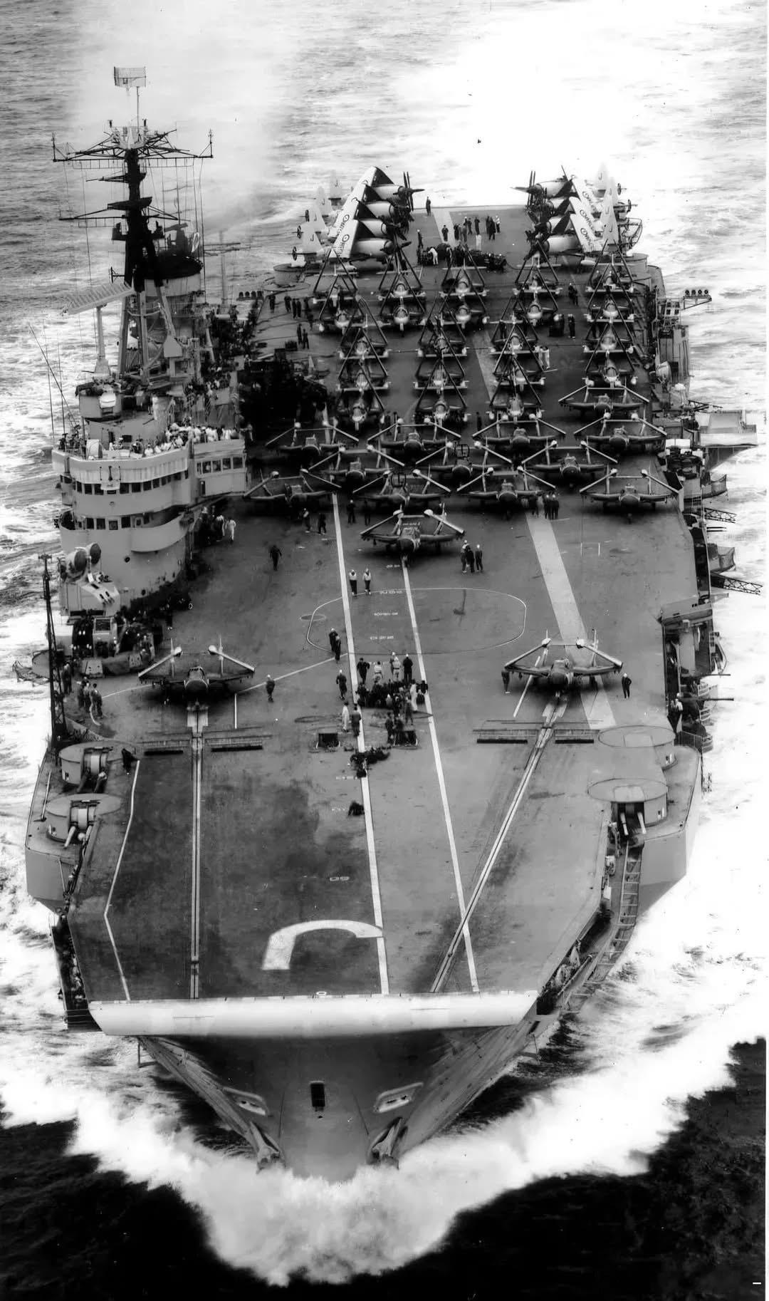 50年代中期时的皇家海军胜利号航母，看见甲板上的海毒液和海怒战机军事历史全触达中