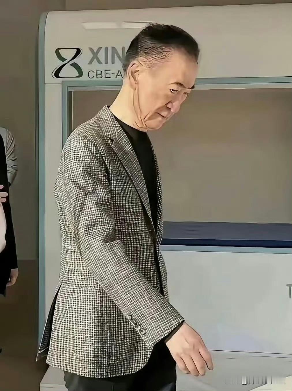 同是负债数千亿，许家印无期，王健林仍在还债：命运的分叉，始于内心那根底线！
 