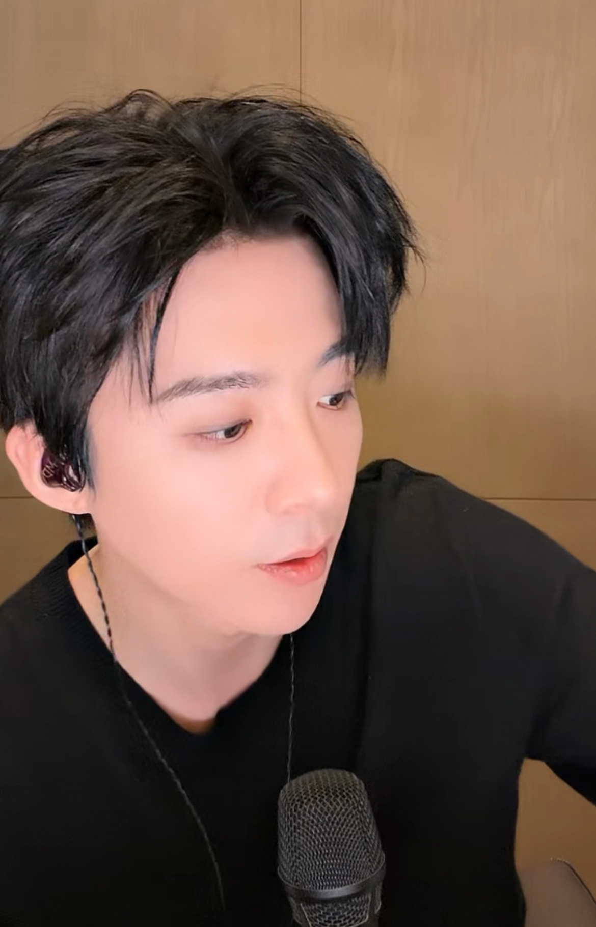 越看越看的人，不笑时清冷有范儿，笑起来甜度超标 。刘宇宁的 帅气从不止一种模样。