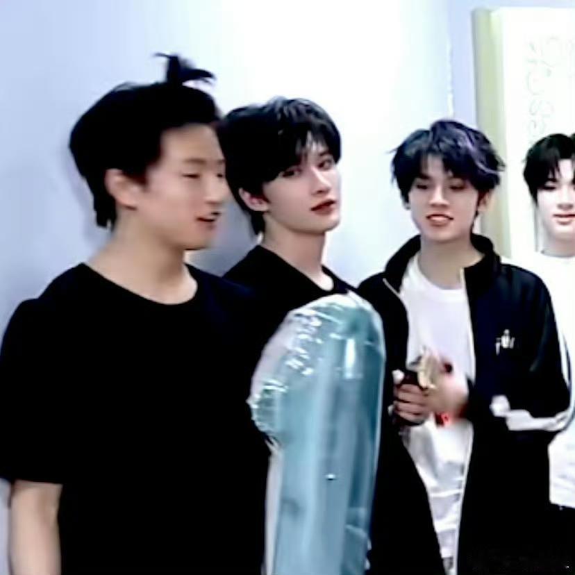 刘嘉玲刘晓庆锐评TF三代，戳穿的何止是偶像恋爱争议！
 
两位前辈的发言看着大胆