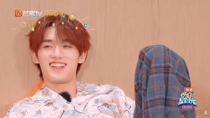 传下去丁程鑫会咬人 舞台上的酷盖主舞，综艺里的咬人小调皮，丁程鑫的反差萌太戳了！