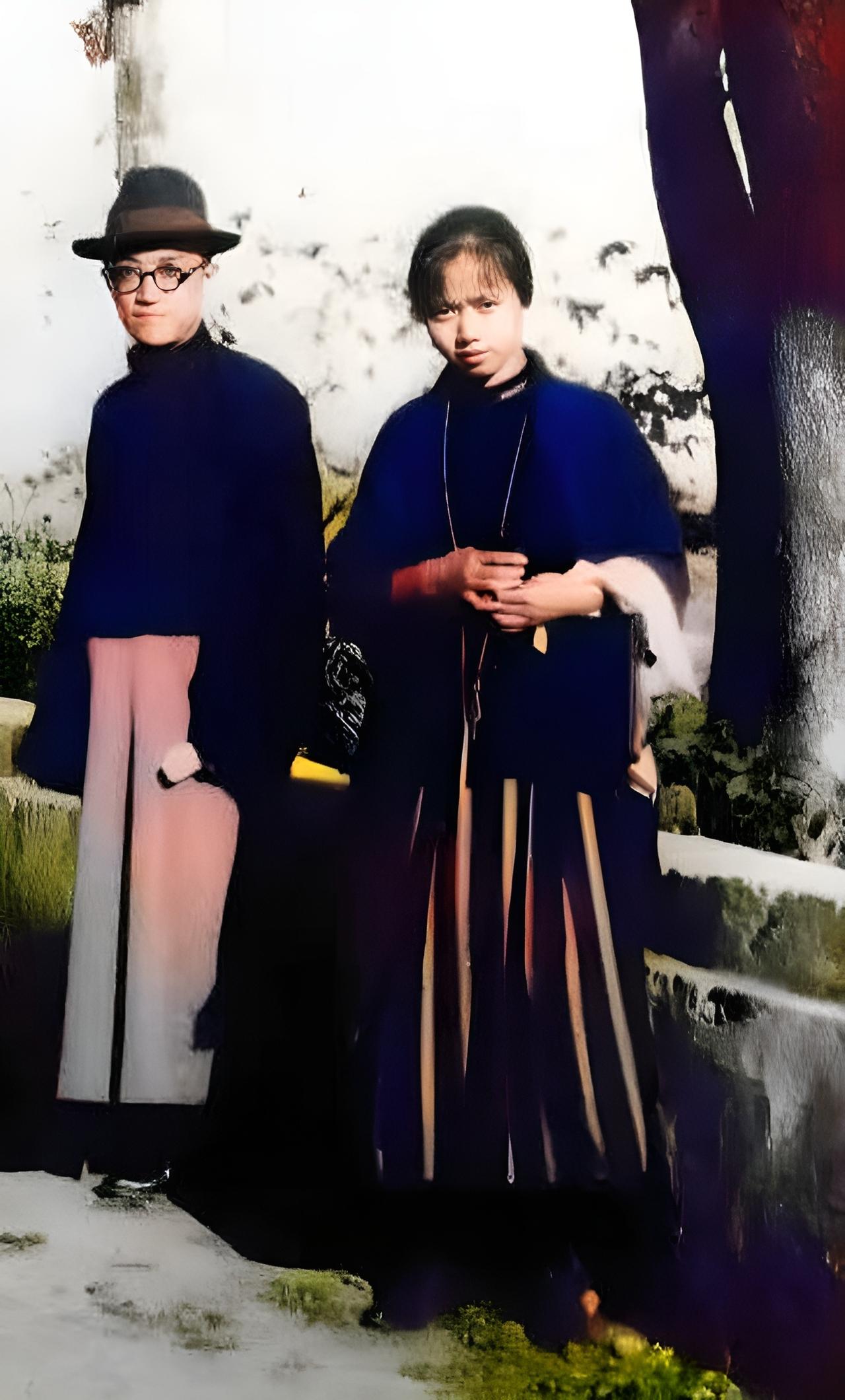 这是一张胡适与“表妹”曹诚英在杭州烟霞洞的旧照。
胡适是倡导自由婚恋的新文化先驱
