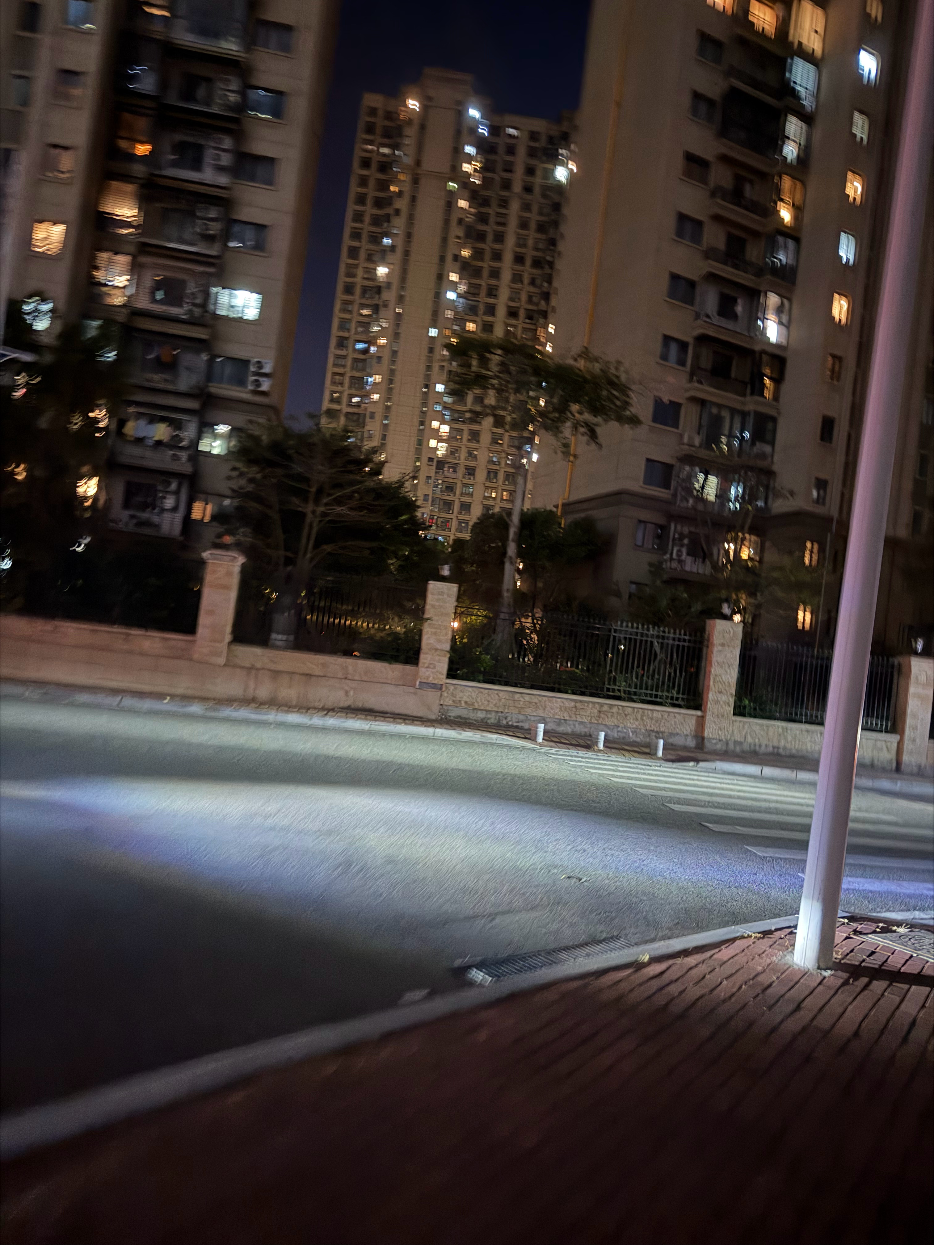 没有几个亿的成交量容纳不了我们这么多人，一旦被投诉操纵就进去了，我可没背景的。你