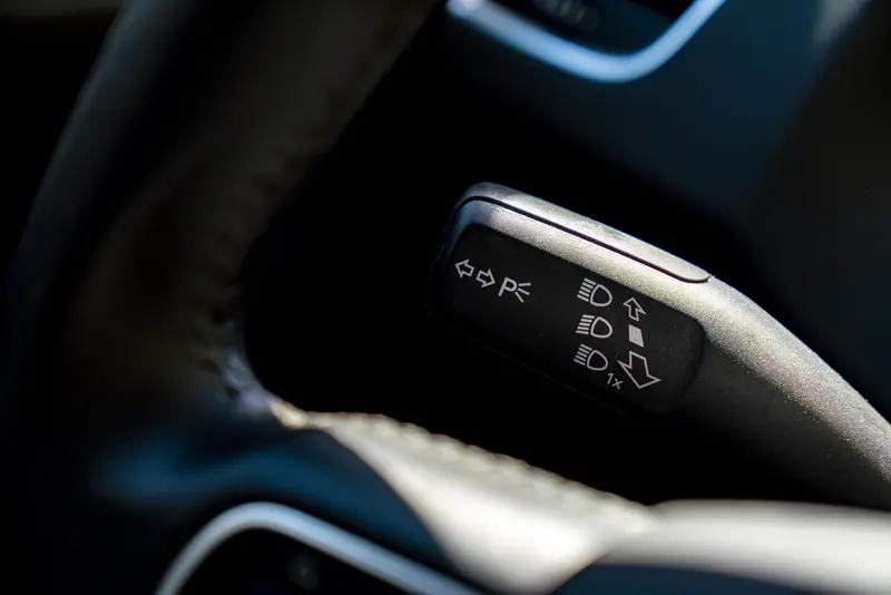 12月8日黑龙江，男子车进地库碰到开远光的女邻居，挑灯提醒女邻居后对方直接破防，