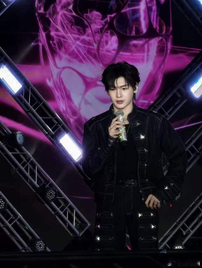 翟潇闻唱红豆梦回创造营 翟潇闻再唱《红豆》真的破防了，一开口瞬间拉回创造营，七年