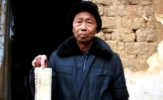 “红军欠了我们家400块大洋，现在我们家有困难，可以还给我们吗？”2015年，一