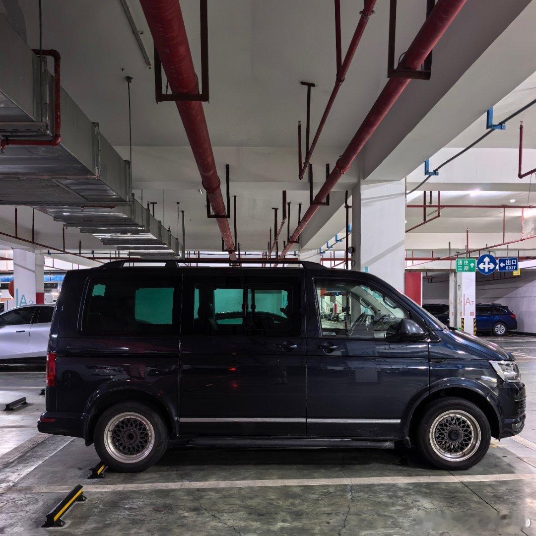 楼下这大众商务车，迈特威 T6 Multivan，黑色车身配大轮毂很有气质啊。 